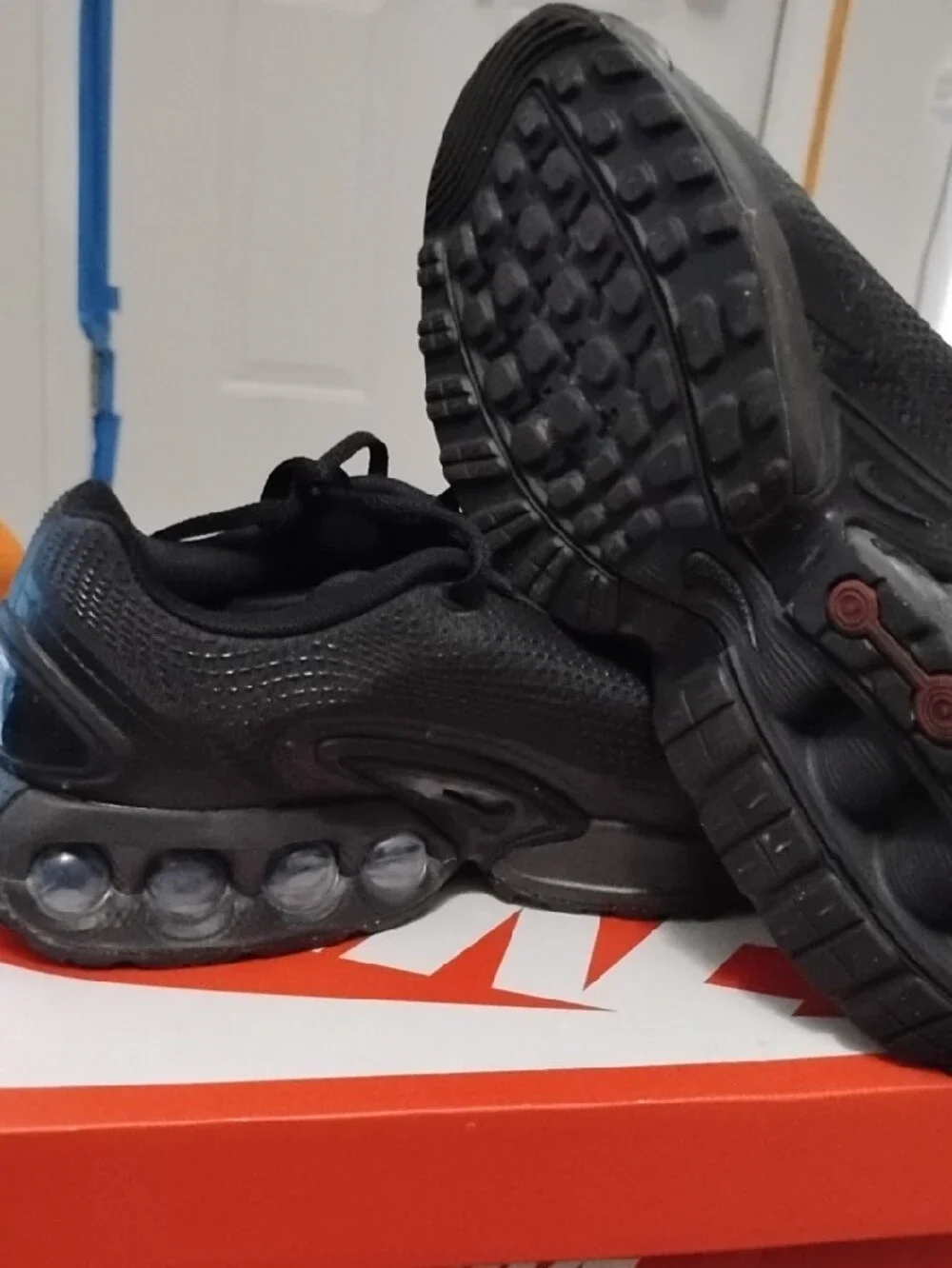 Nike Men’s Black Low-Top Sneakers with Clear Air Pods